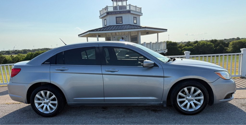 Used 2013 Chrysler 200 Touring FWD image 4