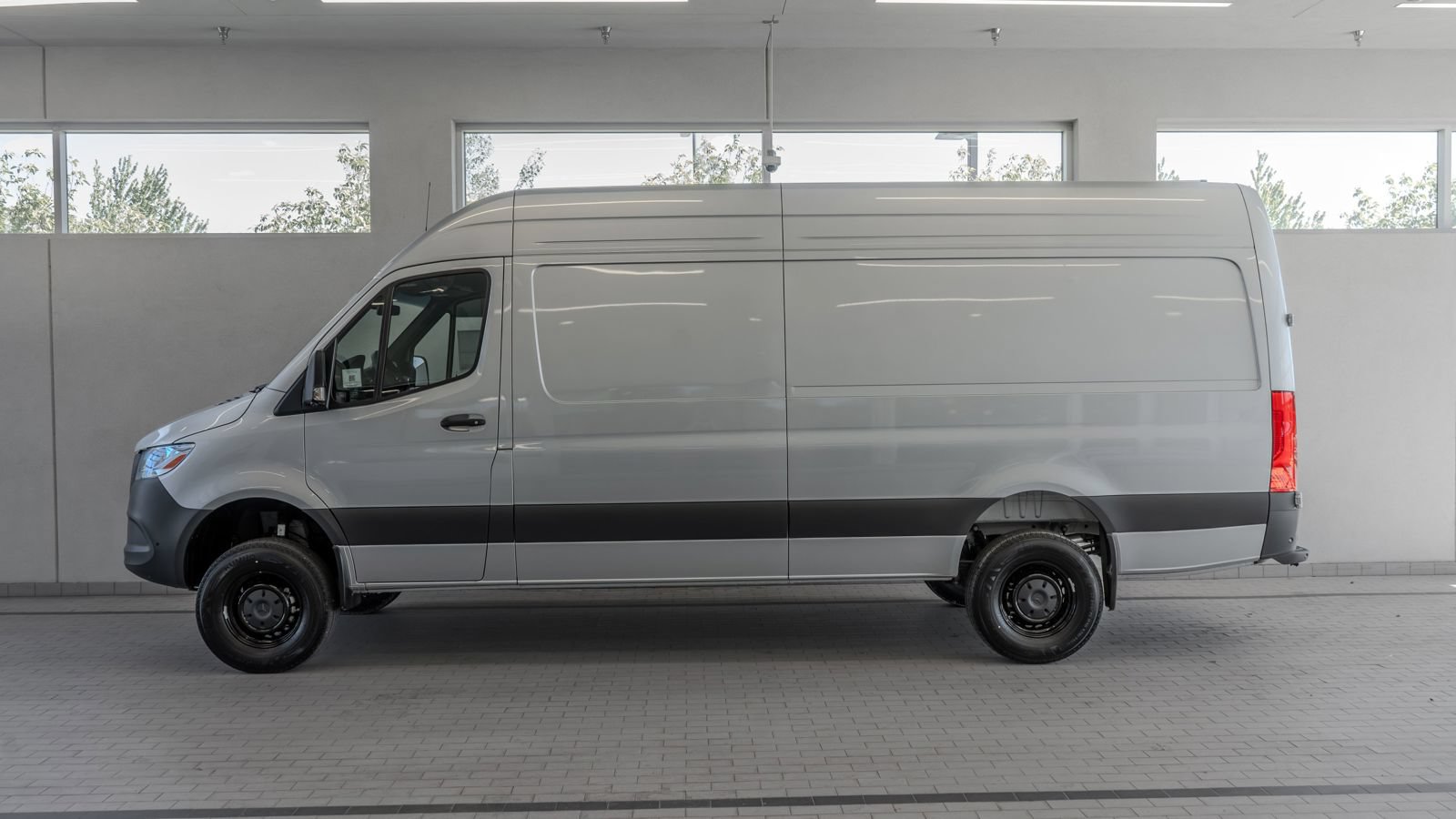 Used 2025 Mercedes-Benz Sprinter 2500 image 2