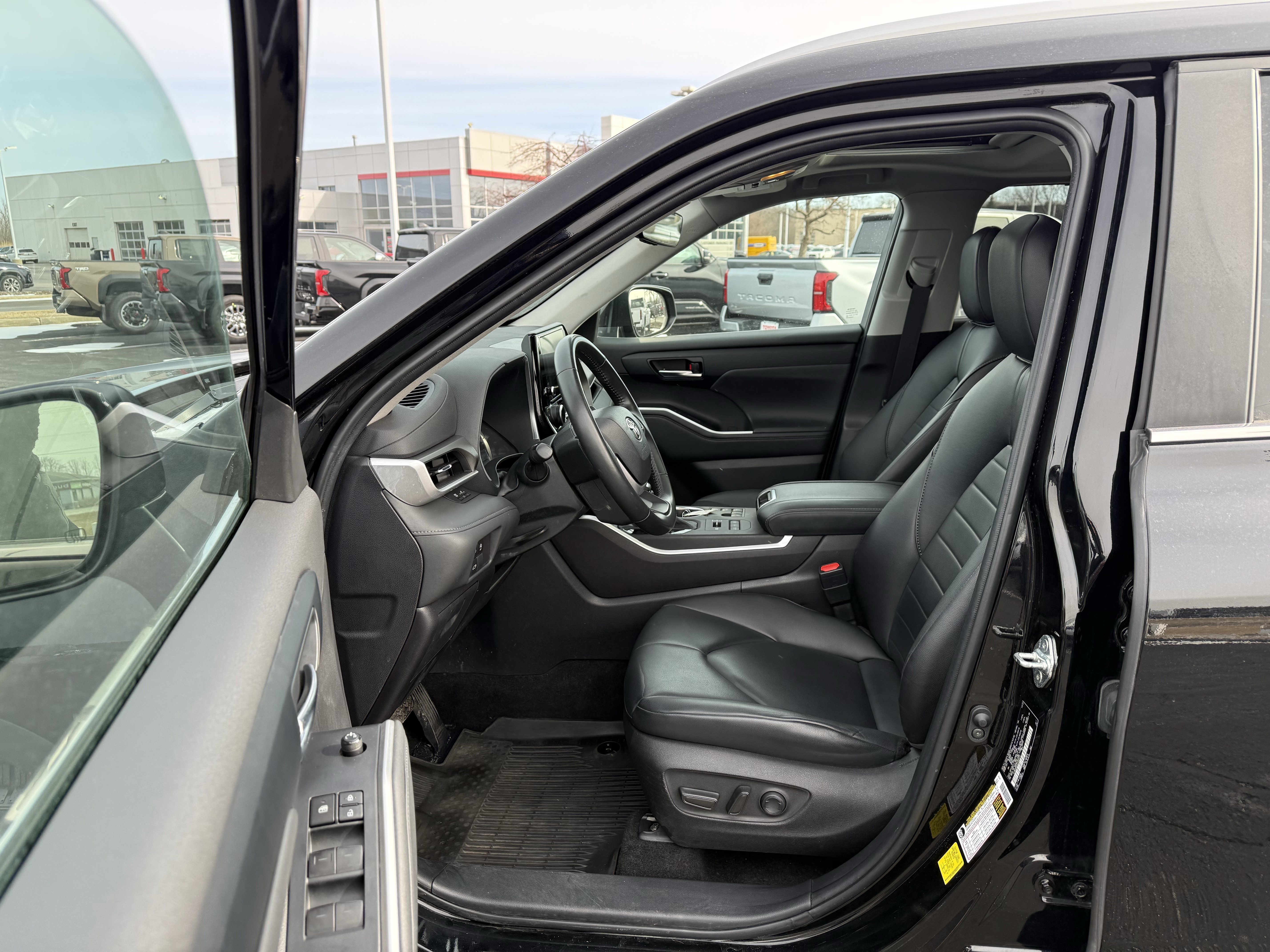 Used 2023 Toyota Highlander XLE image 15