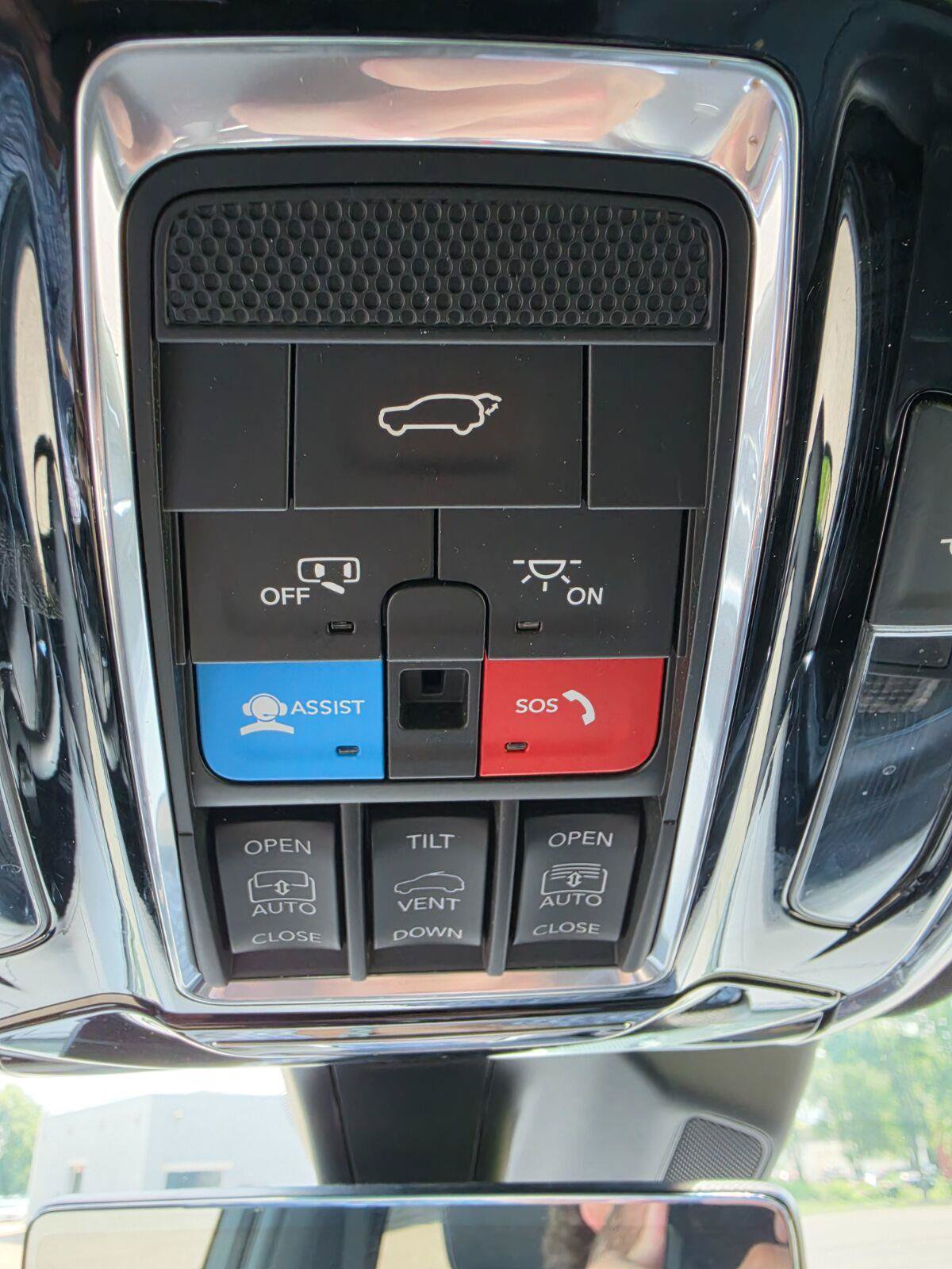 Used 2023 Jeep Grand Cherokee Overland w/ Luxury Tech Group IV AWD/4WD image 8