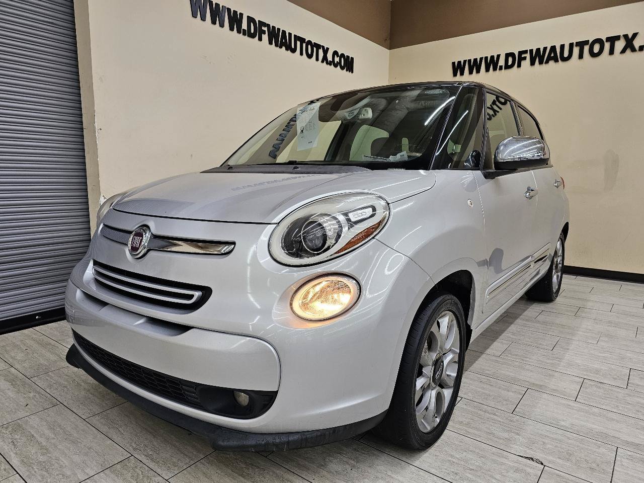 Used 2017 FIAT 500L Lounge w/ Premium Package FWD image 2