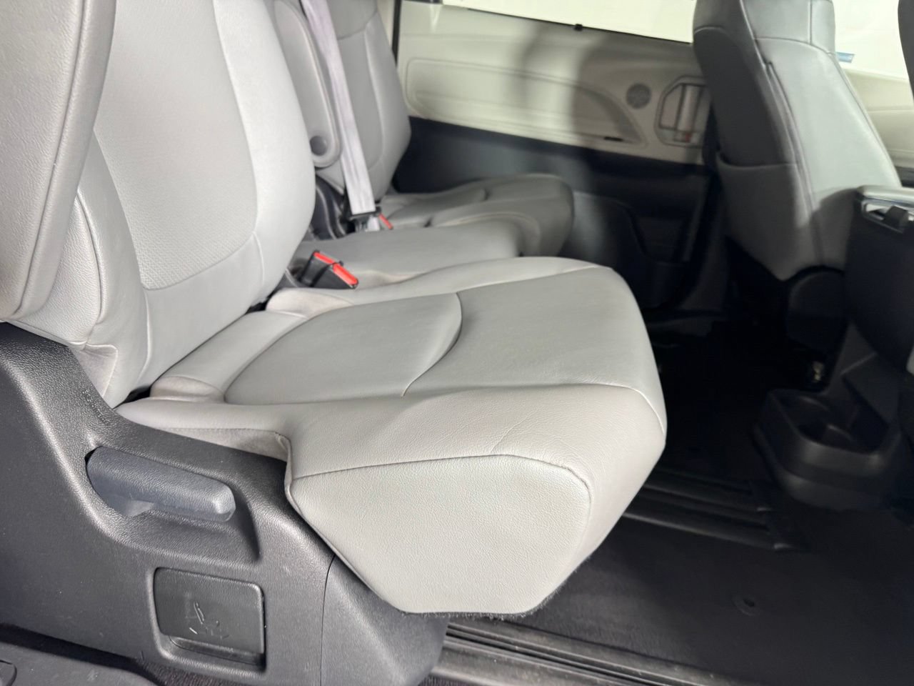 Used 2023 Toyota Sienna XLE FWD image 32