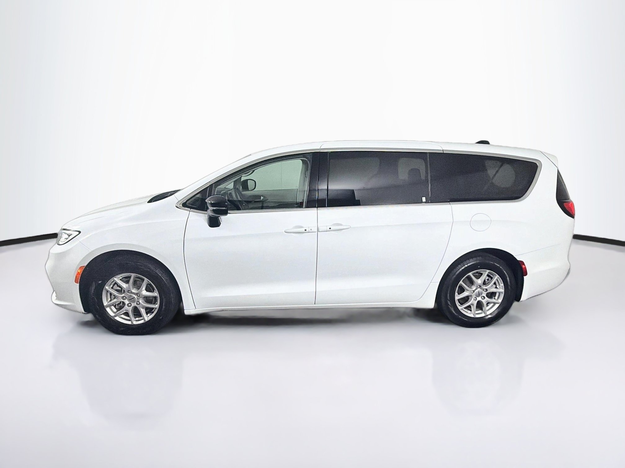 Used 2024 Chrysler Pacifica Touring-L FWD image 4