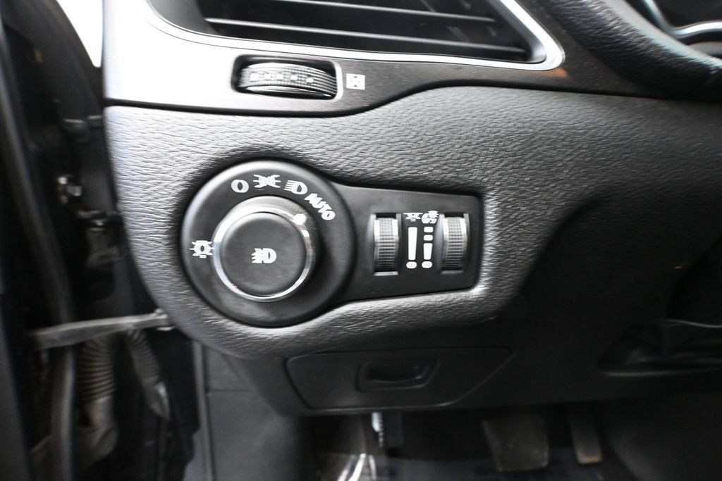 Used 2019 Jeep Cherokee Trailhawk w/ Cold Weather Group AWD/4WD image 31
