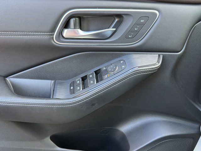 Used 2023 Nissan Rogue Platinum AWD/4WD image 27