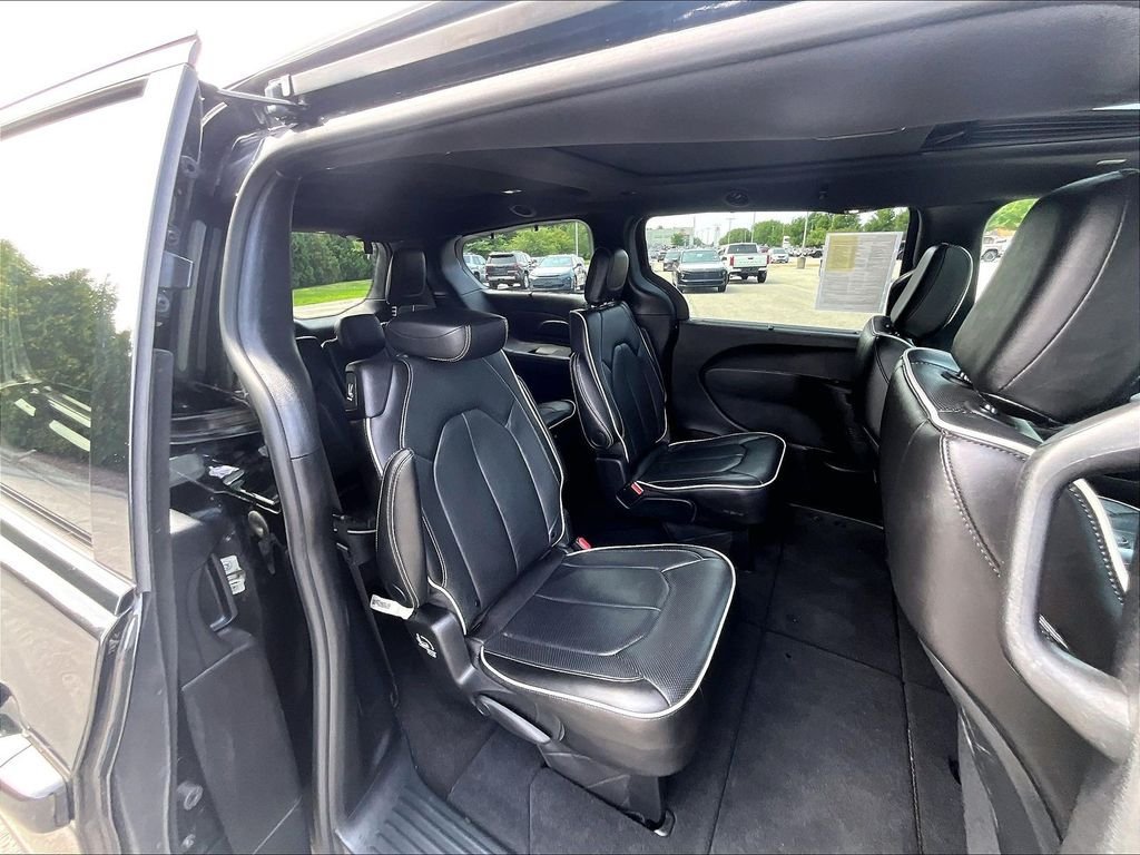 Used 2025 Chrysler Pacifica Limited FWD image 16