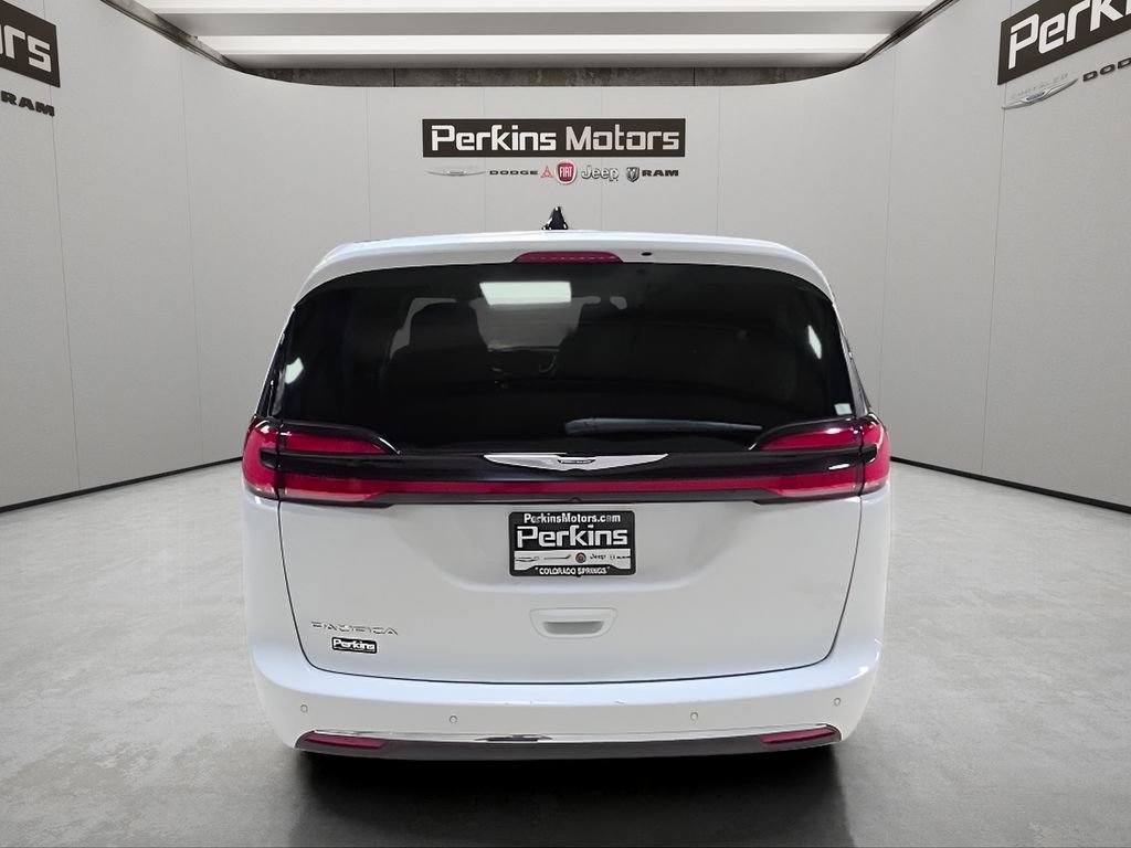Used 2024 Chrysler Pacifica Touring-L FWD image 4