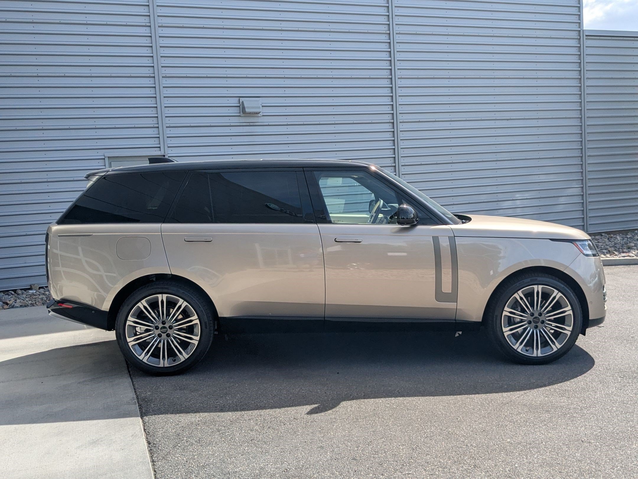 New 2026 Land Rover Range Rover Long Wheelbase SE AWD/4WD image 4