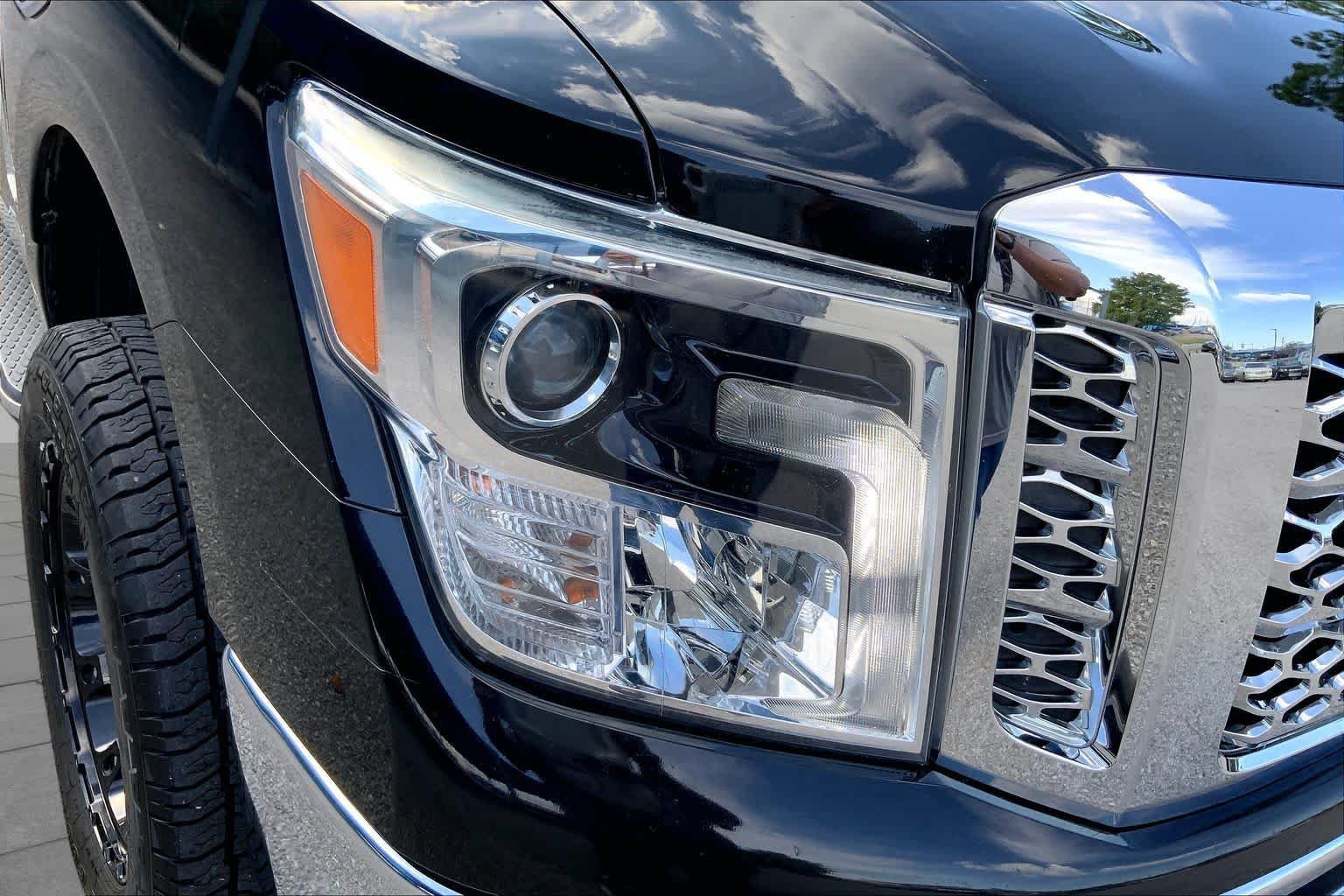 Used 2019 Nissan Titan SL w/ Chrome Package AWD/4WD image 28