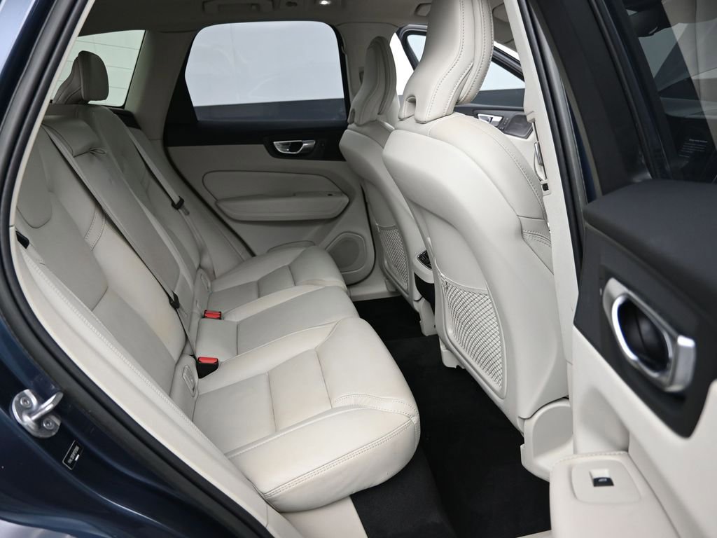 Certified 2023 Volvo XC60 B5 Ultimate w/ Protection Package Premier image 17