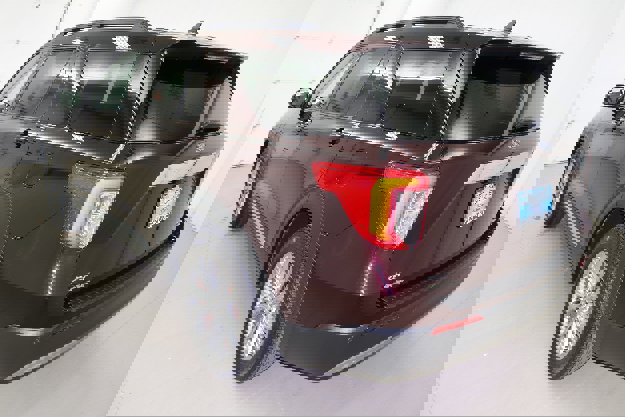 Used 2022 Ford Explorer XLT w/ Equipment Group 202A image 8