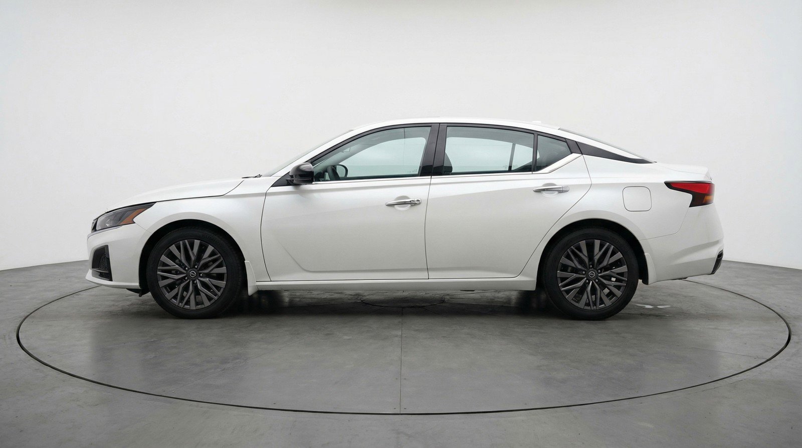 Used 2025 Nissan Altima 2.5 SV image 5