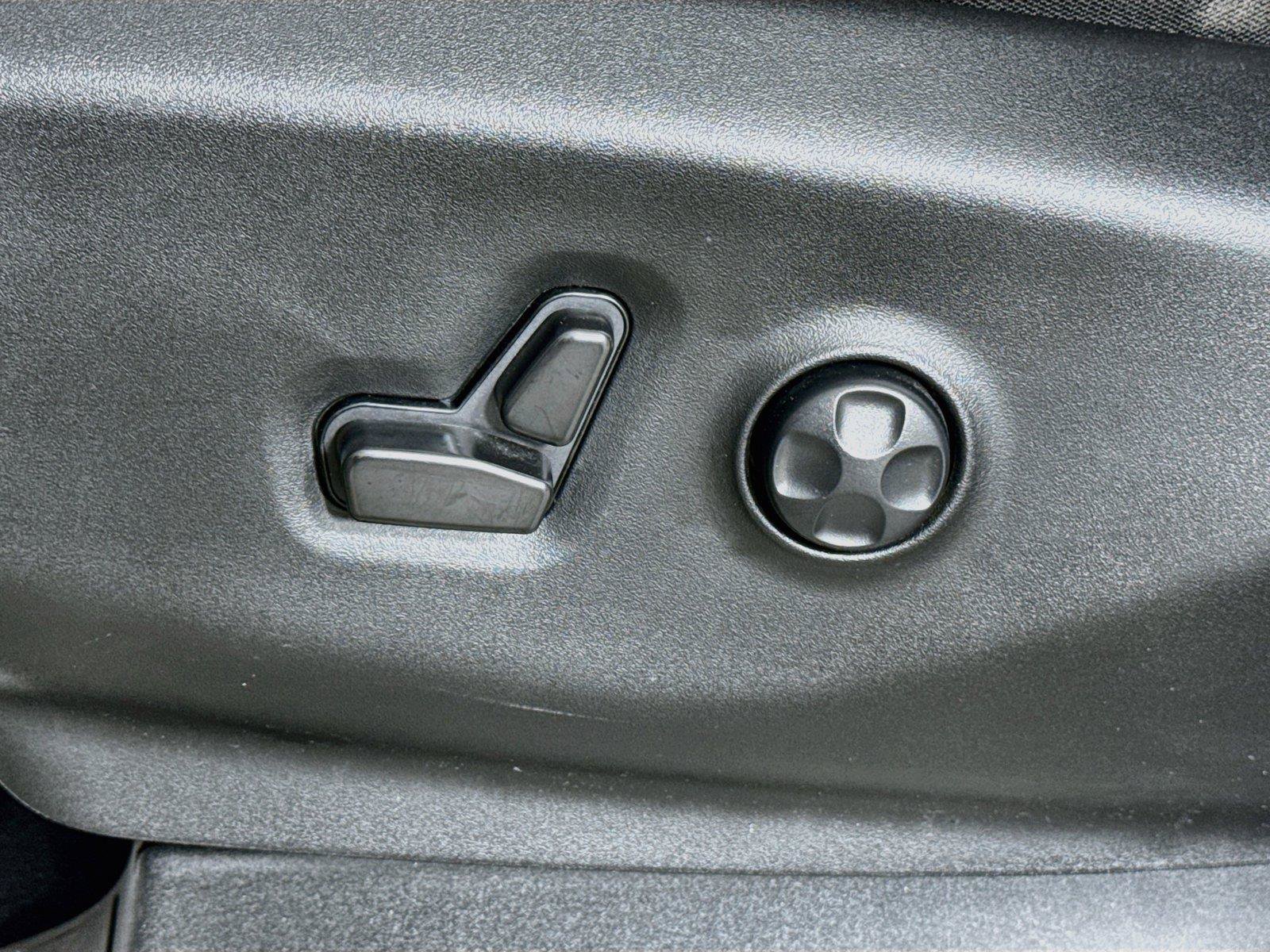 Used 2023 Chrysler Voyager LX FWD image 20
