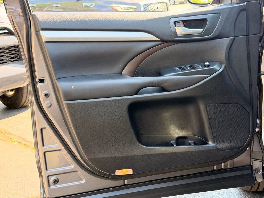 Used 2017 Toyota Highlander XLE FWD image 28