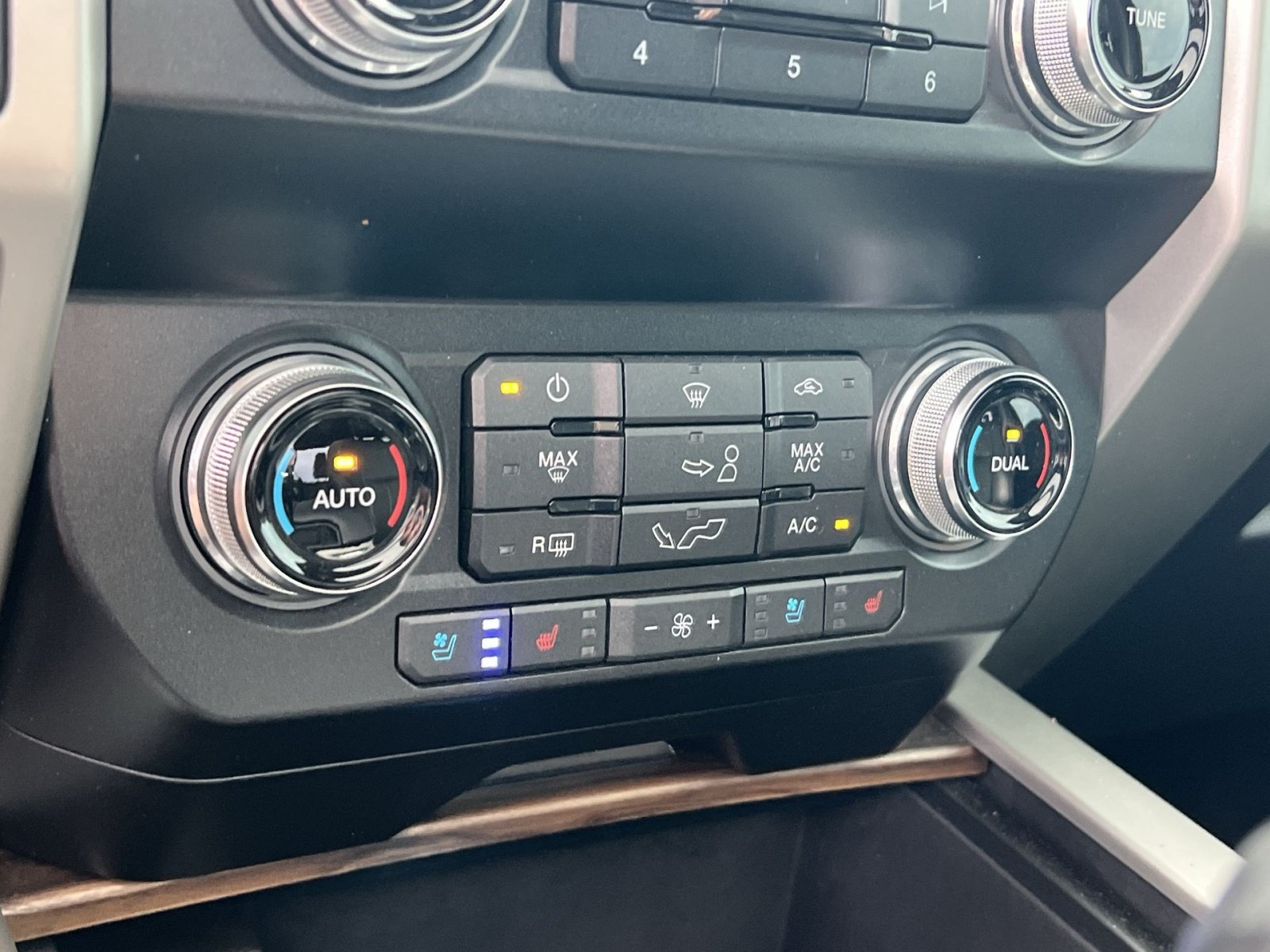 Certified 2019 Ford F150 Lariat w/ Equipment Group 502A Luxury AWD/4WD image 20