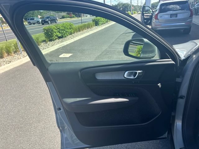 Certified 2025 Volvo XC40 B5 Core AWD/4WD image 19