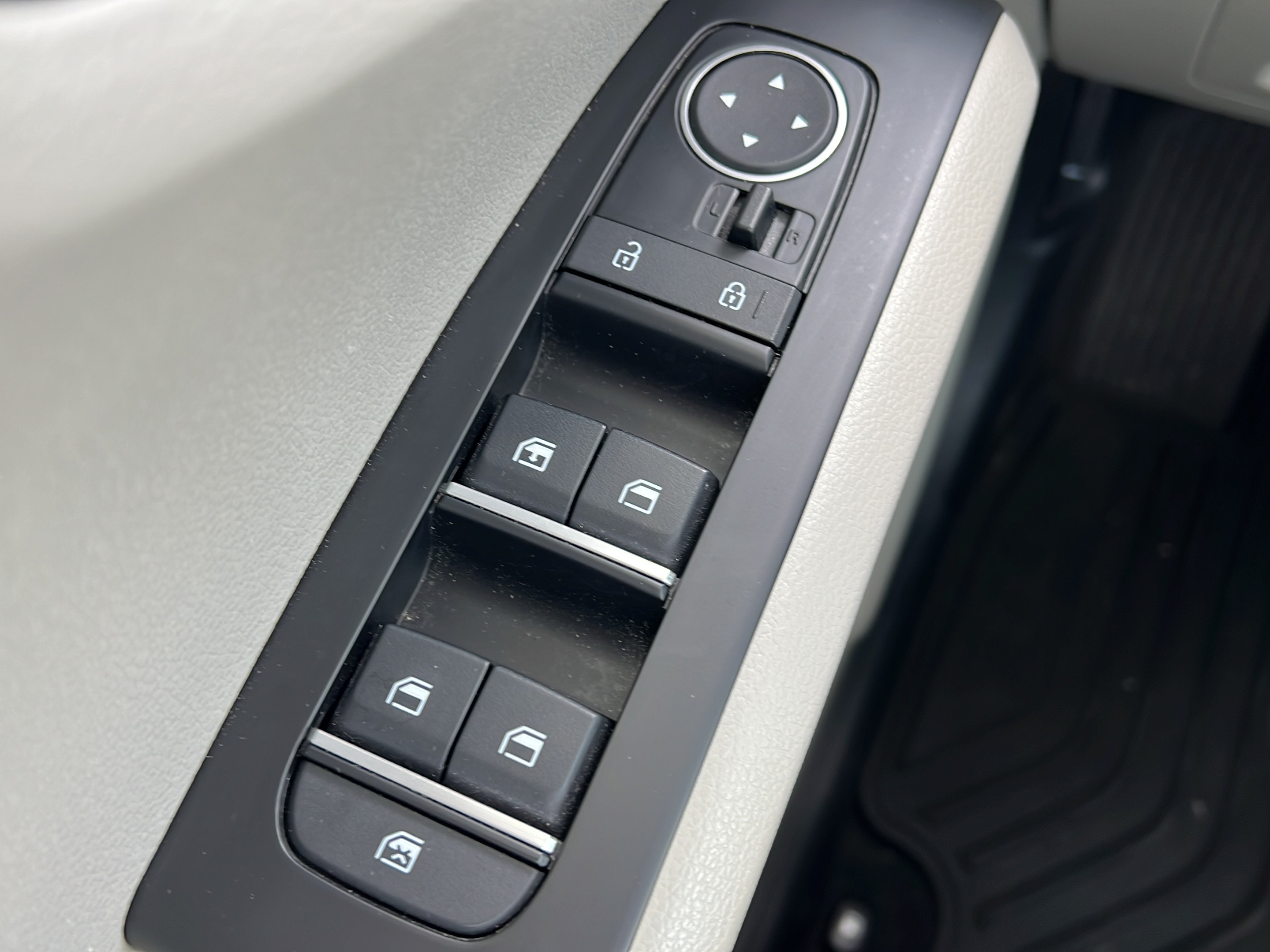 Used 2025 Kia Soul LX FWD image 17