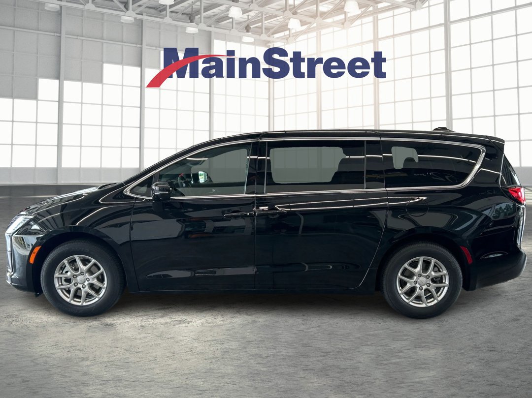 New 2027 Chrysler Pacifica Select w/ Family Tech Group FWD image 2