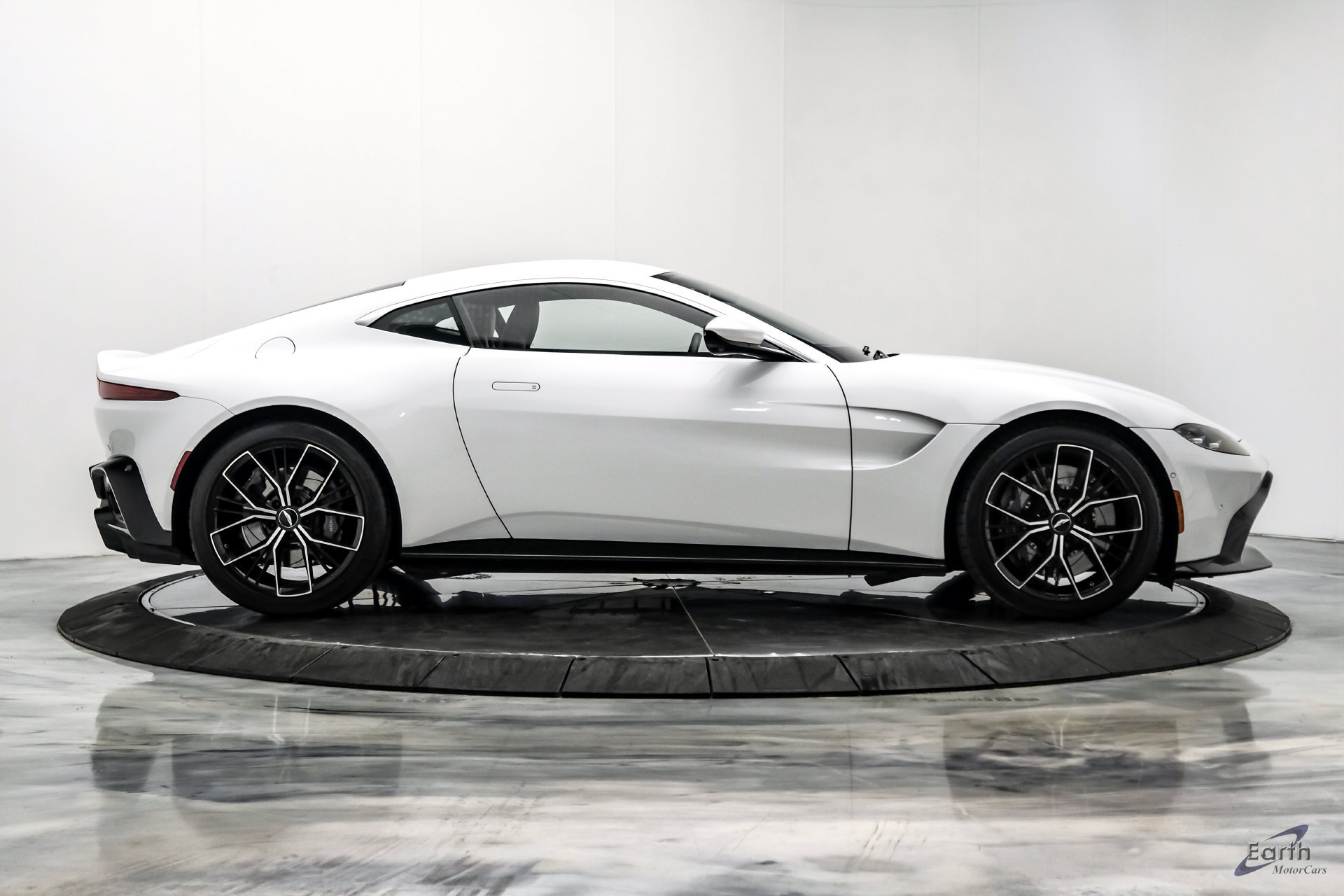 Used 2022 Aston Martin V8 Vantage Coupe RWD image 24