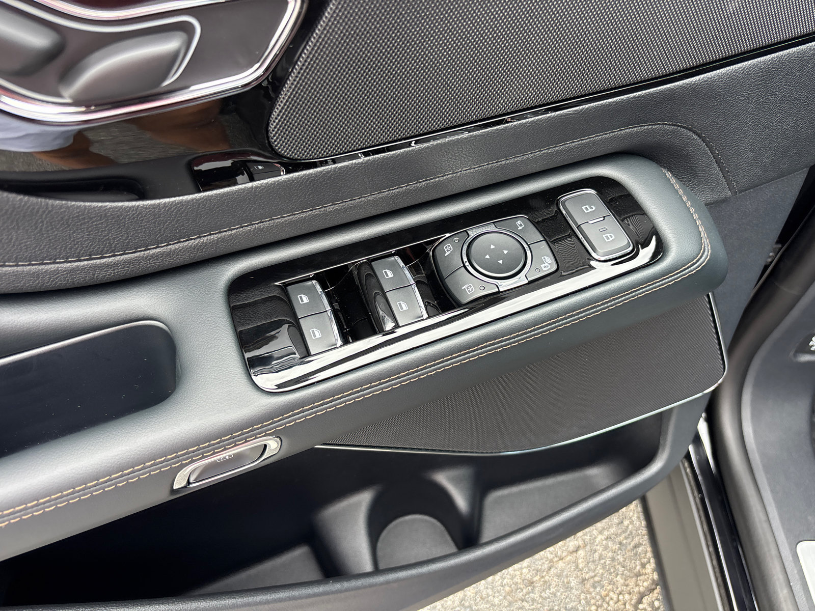 New 2026 Lincoln Aviator AWD image 13