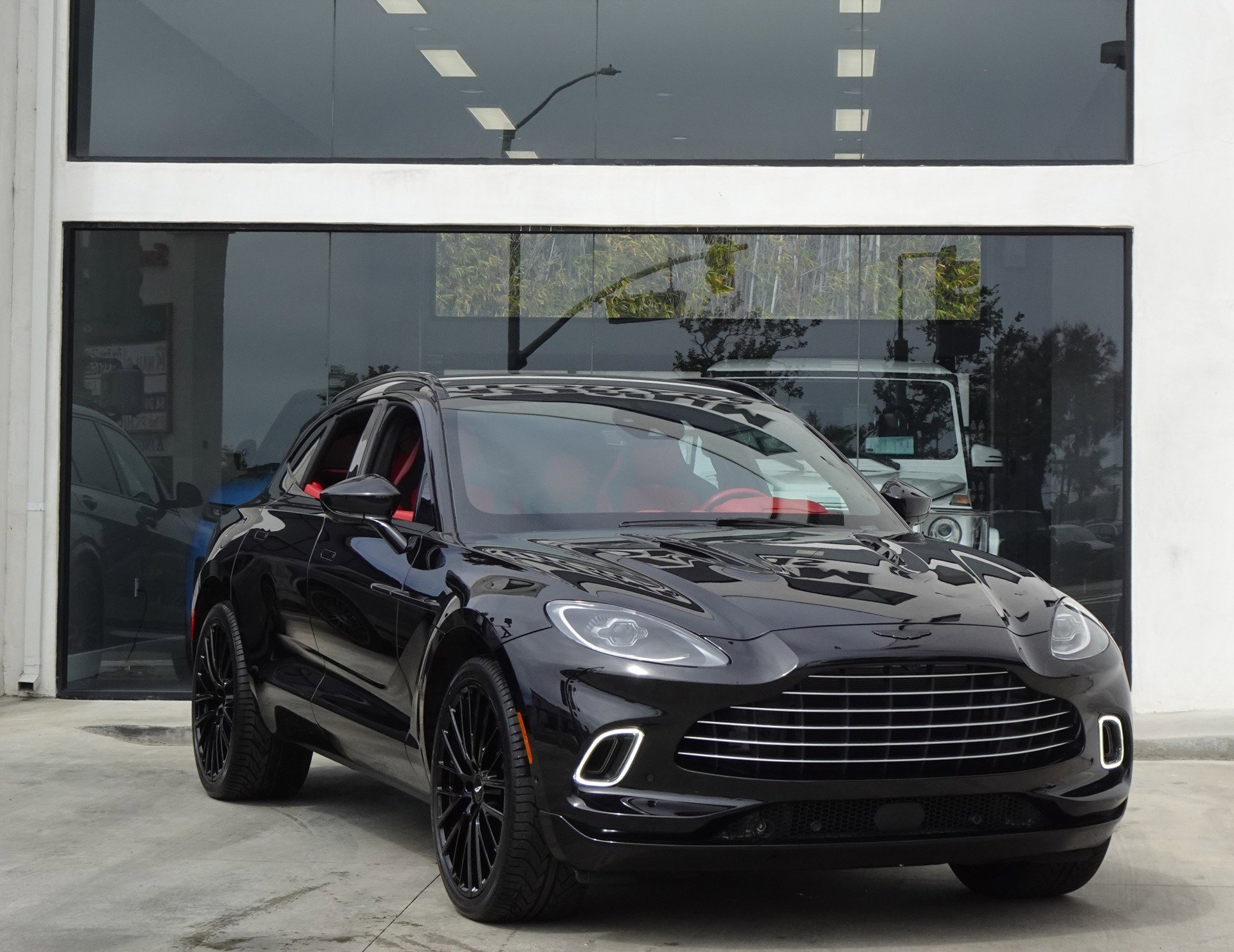 Used 2022 Aston Martin DBX AWD/4WD image 9