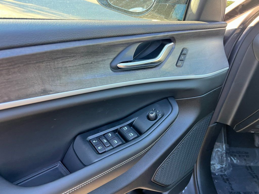 New 2025 Jeep Grand Cherokee L Limited w/ Black Appearance Package image 19