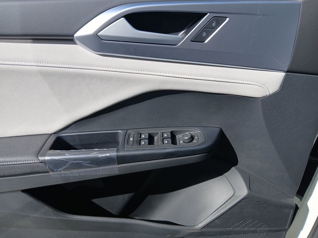 New 2026 Volkswagen Taos SE FWD image 11