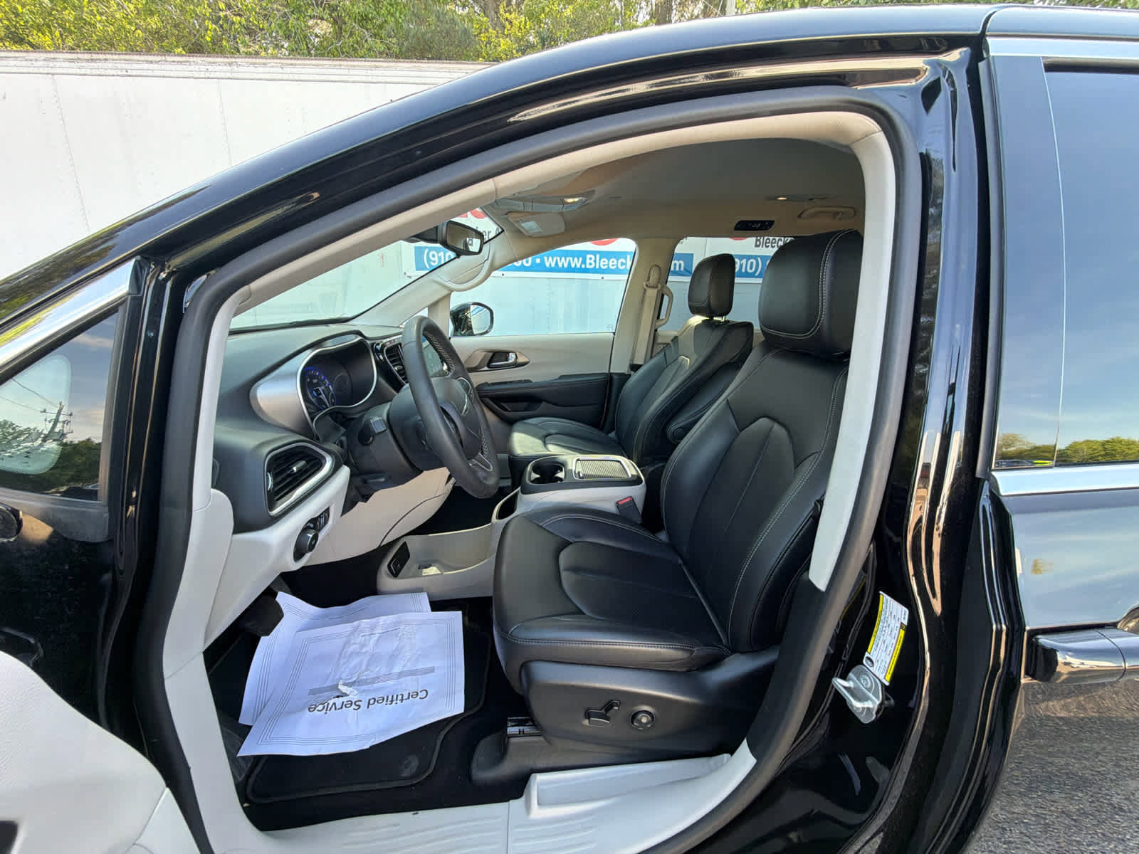 Used 2024 Chrysler Pacifica Touring-L FWD image 19