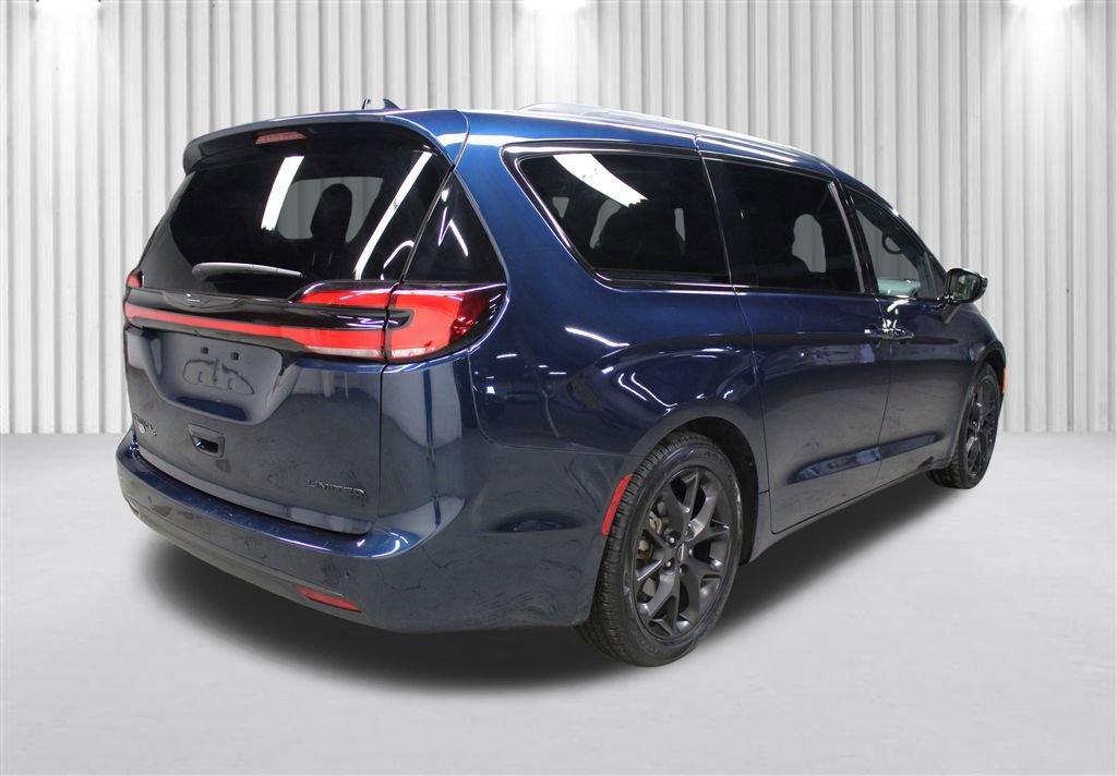 Used 2025 Chrysler Pacifica Limited image 3