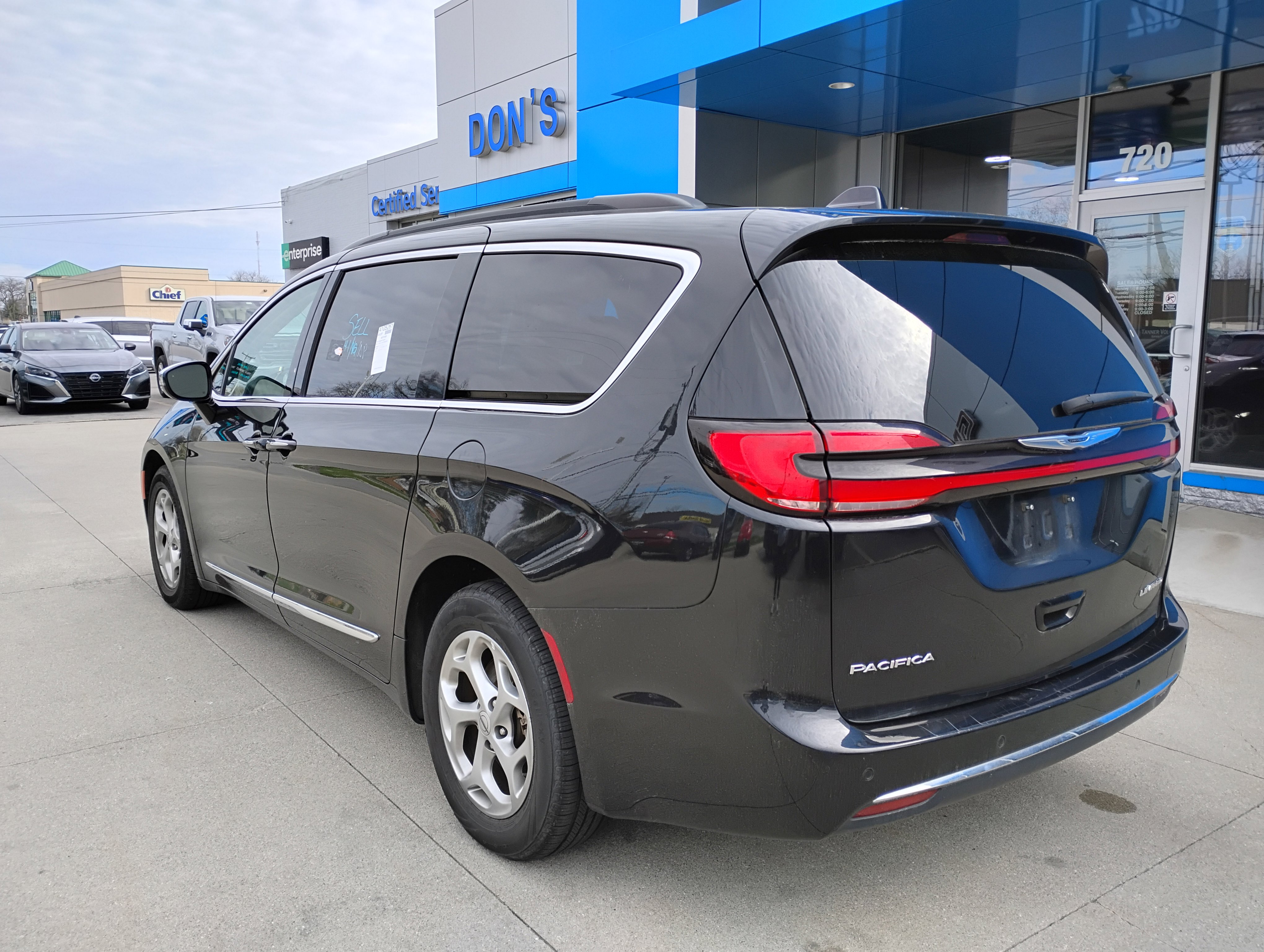 Used 2023 Chrysler Pacifica Limited image 2