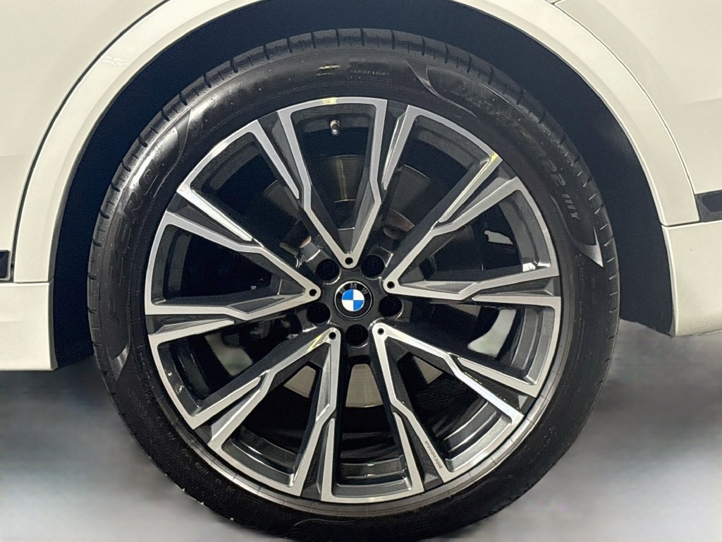 Used 2021 BMW X7 M50i w/ Dynamic Handling Package AWD/4WD image 38