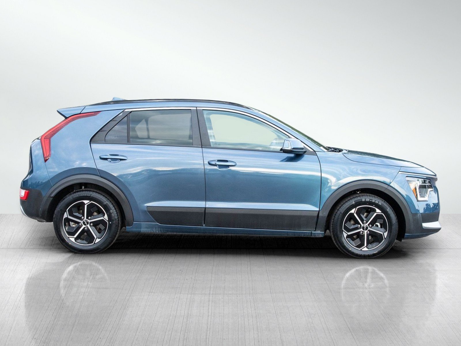 Used 2023 Kia Niro EX w/ EX Cold Weather Package FWD image 7