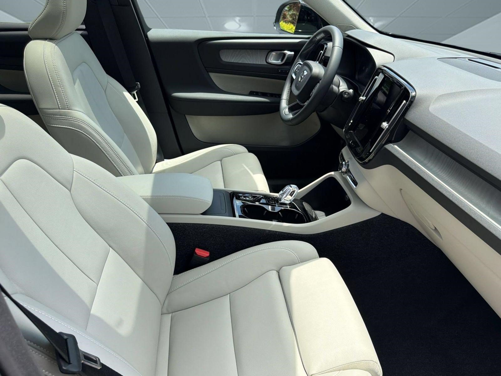 Certified 2026 Volvo XC40 B5 Plus AWD/4WD image 30