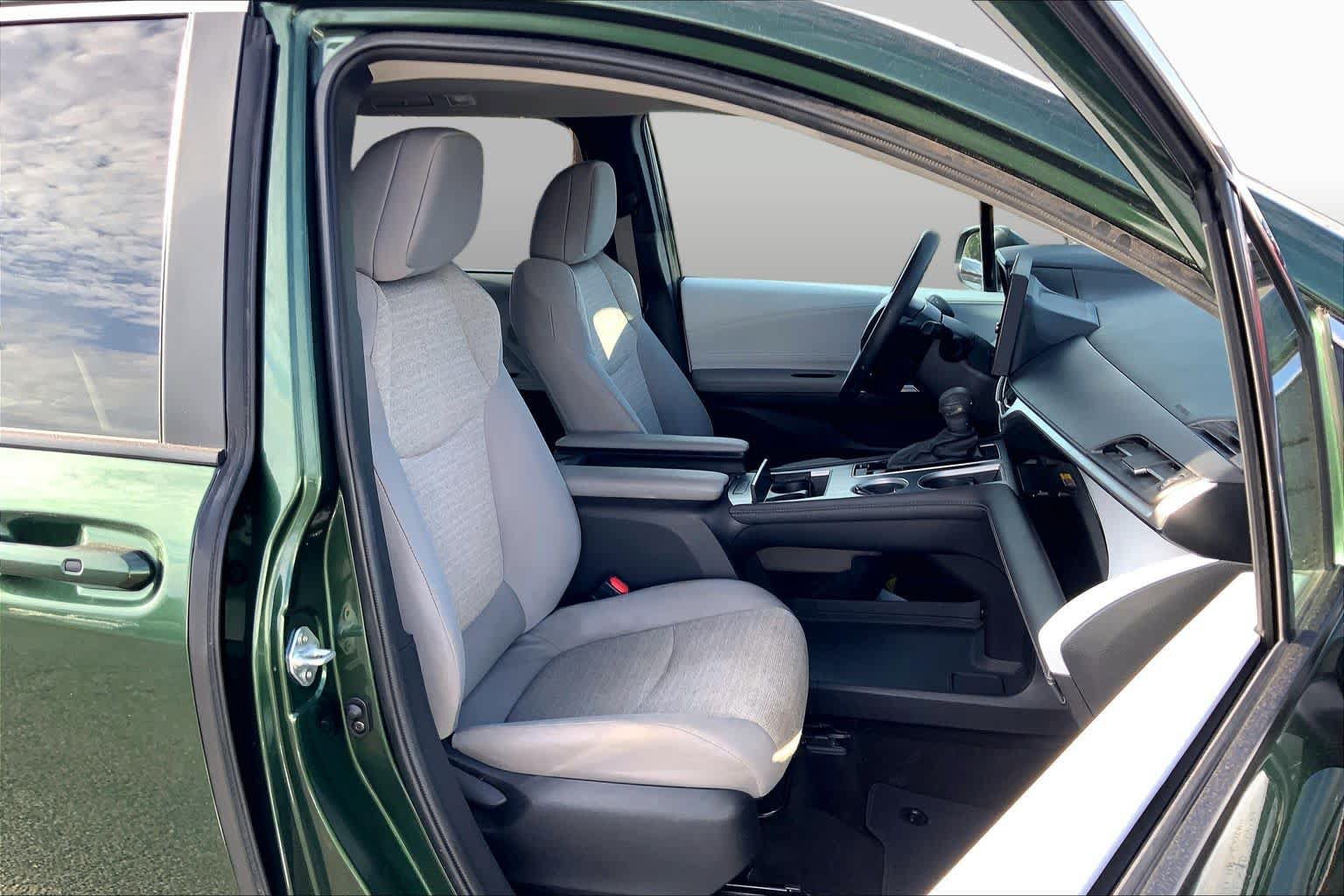 Used 2025 Toyota Sienna LE w/ LE Plus Package FWD image 9