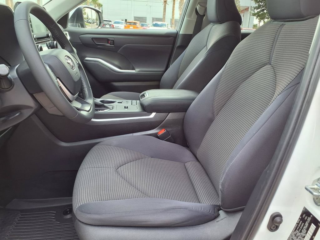 Used 2022 Toyota Highlander LE FWD image 25