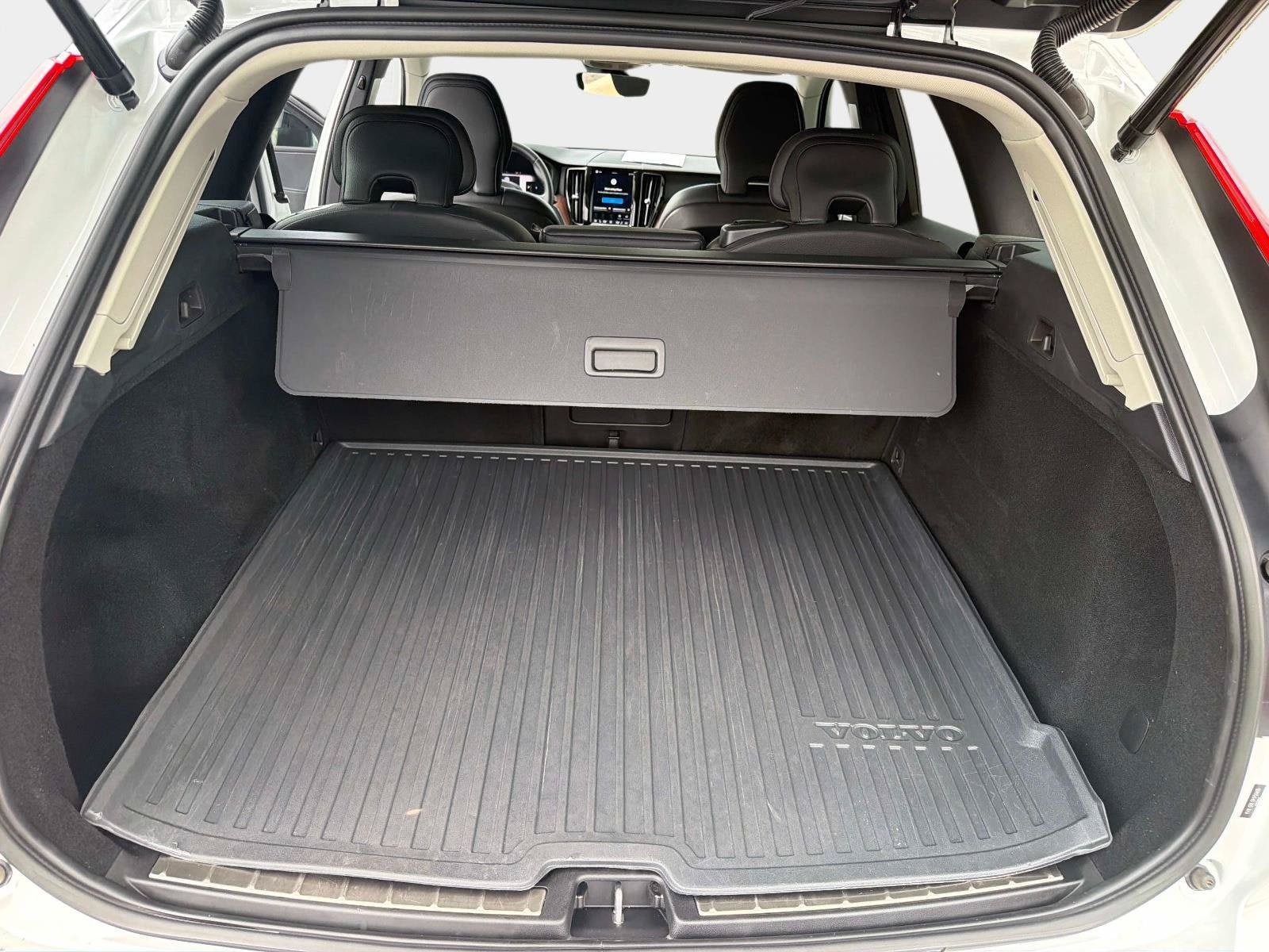 Certified 2024 Volvo XC60 B5 Plus w/ Protection Package Premier AWD/4WD image 11
