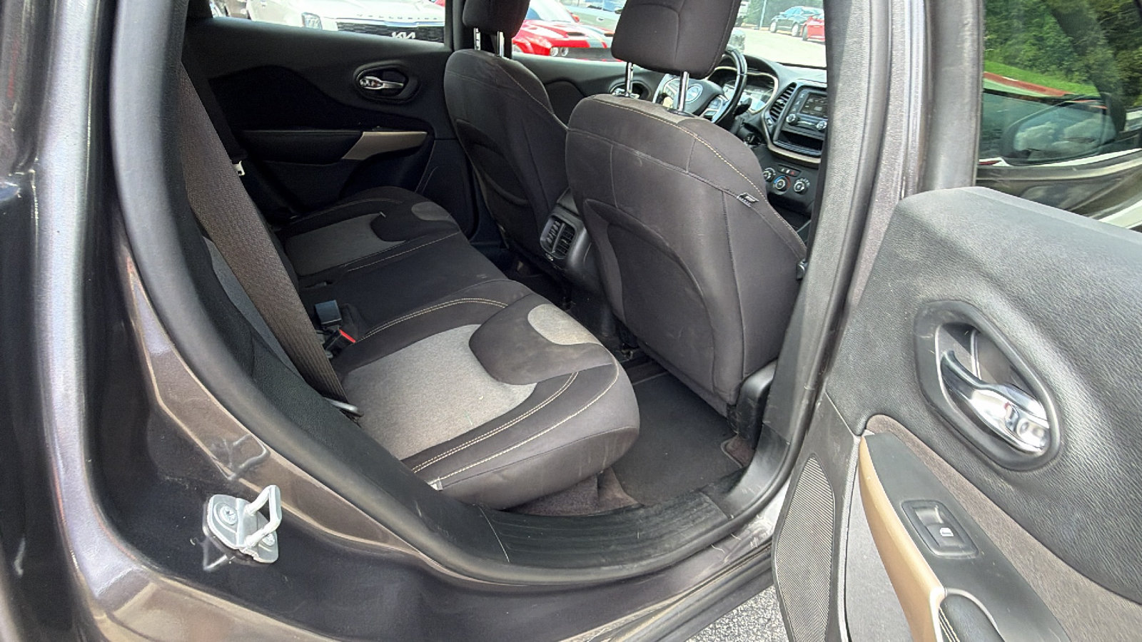 Used 2018 Jeep Cherokee Latitude w/ Altitude Package FWD image 21
