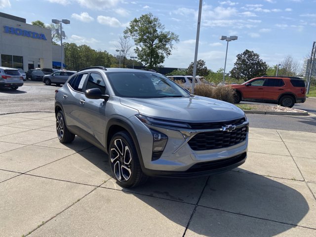 Used 2025 Chevrolet Trax RS image 3