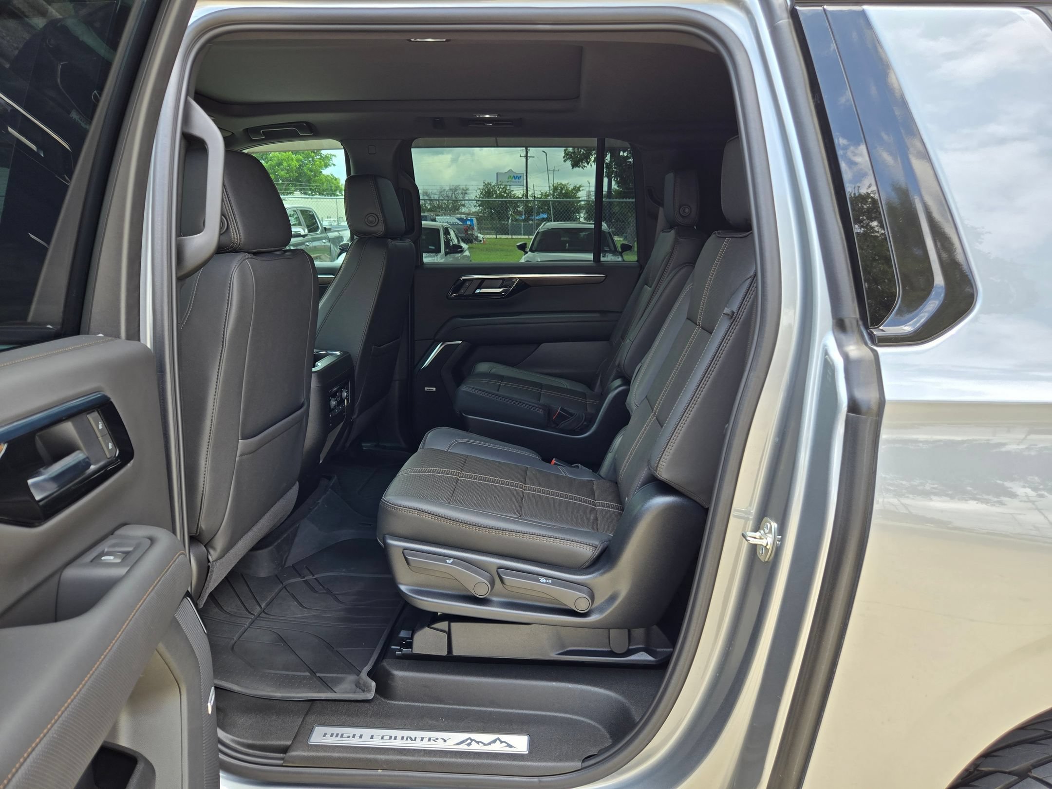 Certified 2025 Chevrolet Suburban High Country AWD/4WD image 21