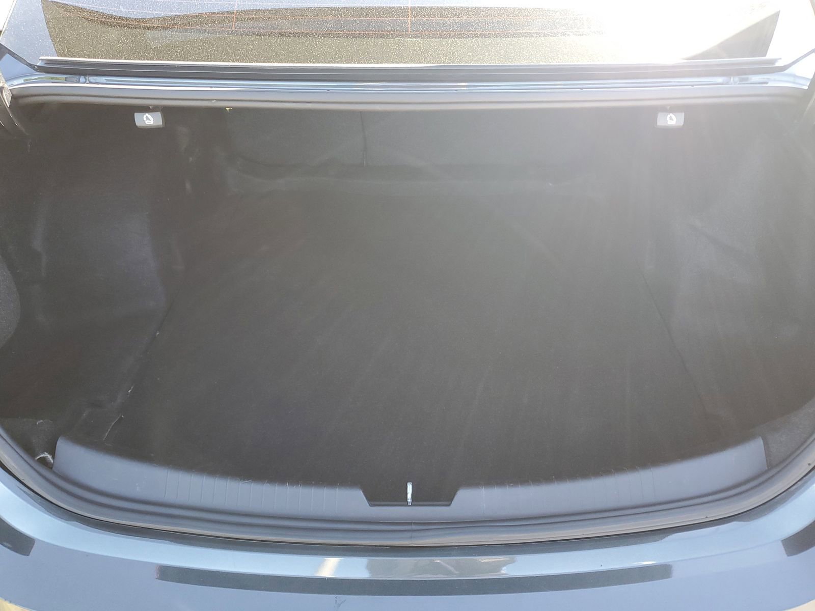 Used 2017 Chevrolet Malibu LT w/ Leather Package FWD image 9