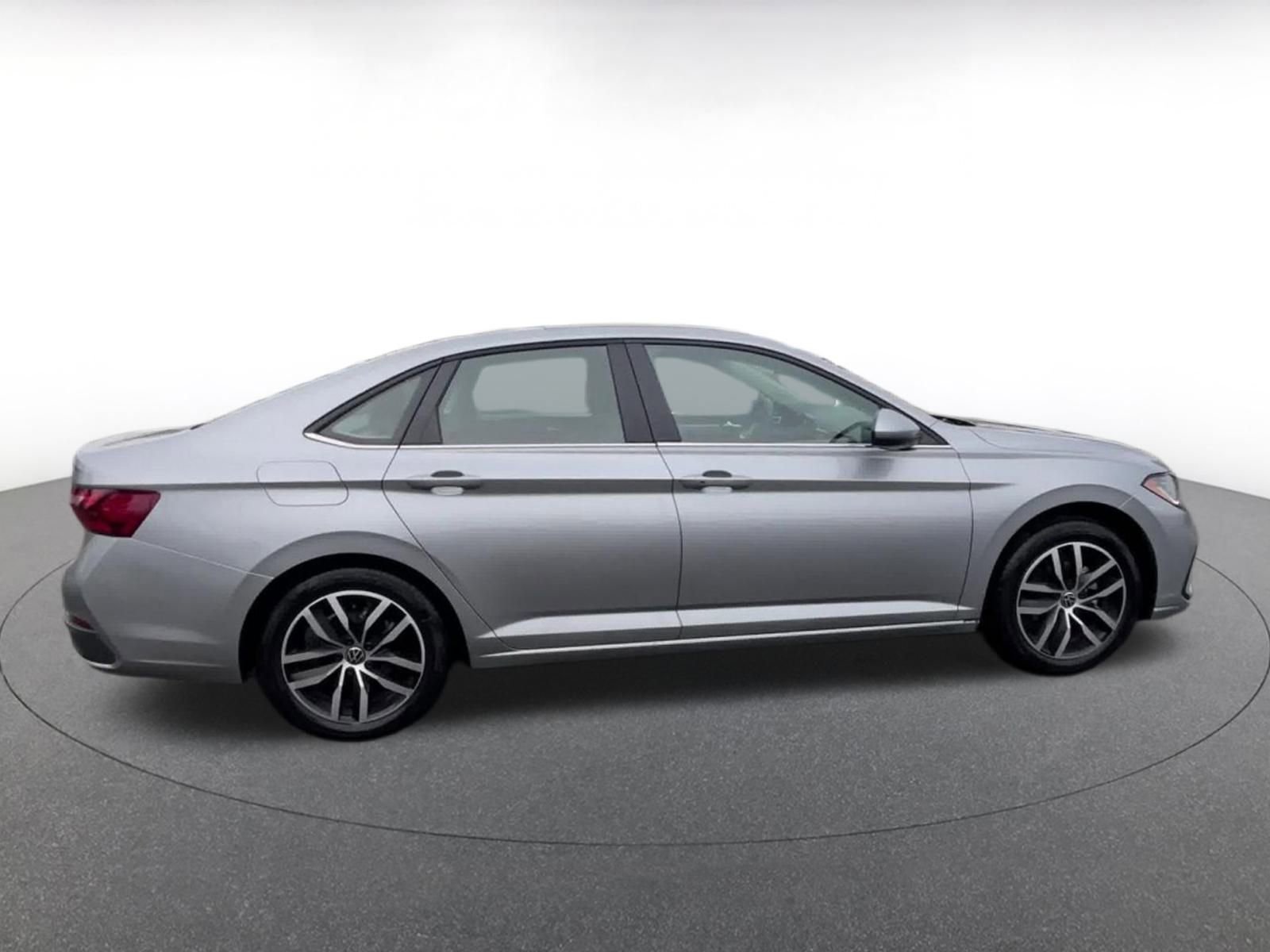 Used 2025 Volkswagen Jetta SE image 16