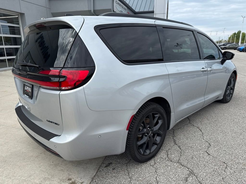 Used 2023 Chrysler Pacifica Limited w/ S Appearance Package FWD image 5