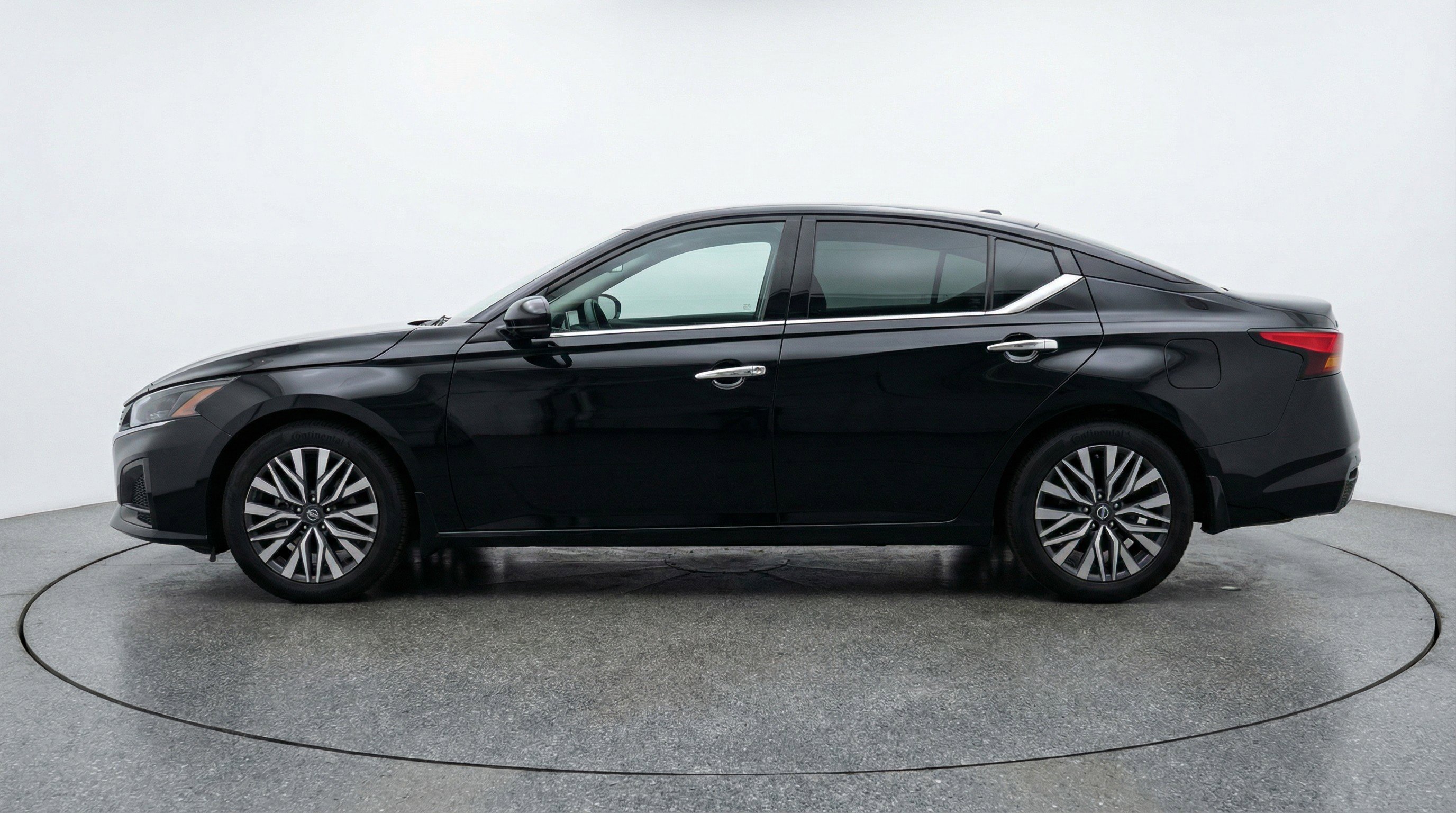 Used 2025 Nissan Altima 2.5 SV FWD image 5