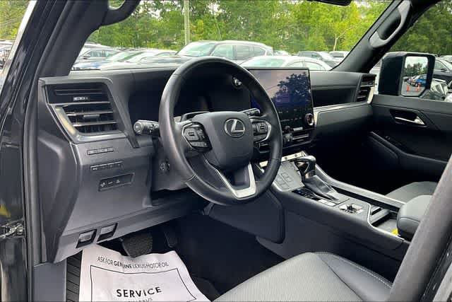 Used 2025 Lexus GX 550 w/ Accessory Package (2T) AWD/4WD image 17