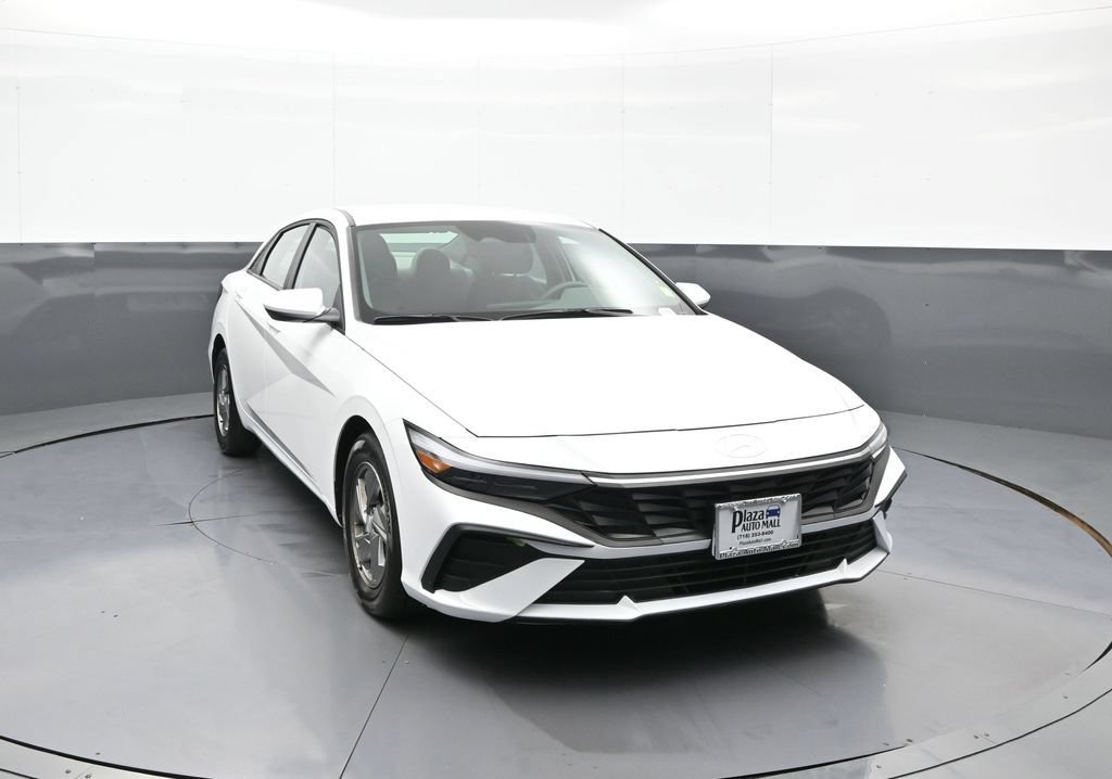 Certified 2025 Hyundai Elantra SE w/ Cargo Package FWD image 3