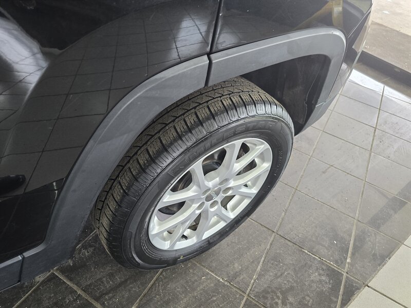 Used 2016 Jeep Cherokee Sport FWD image 29