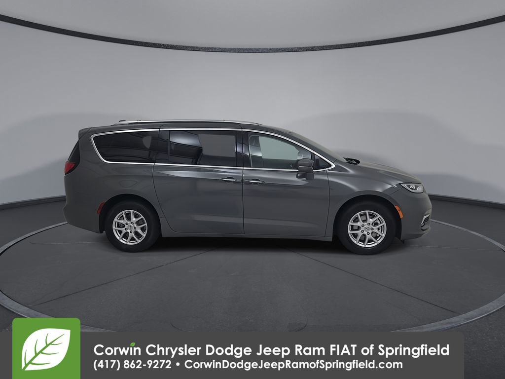 Used 2021 Chrysler Pacifica Touring-L w/ Uconnect Theater Family Group FWD image 17