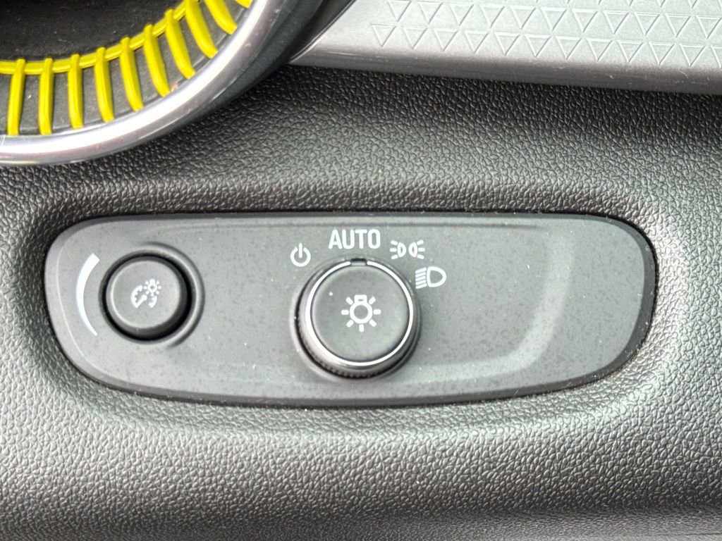 Used 2024 Chevrolet Trax LT w/ Sunroof Package FWD image 32