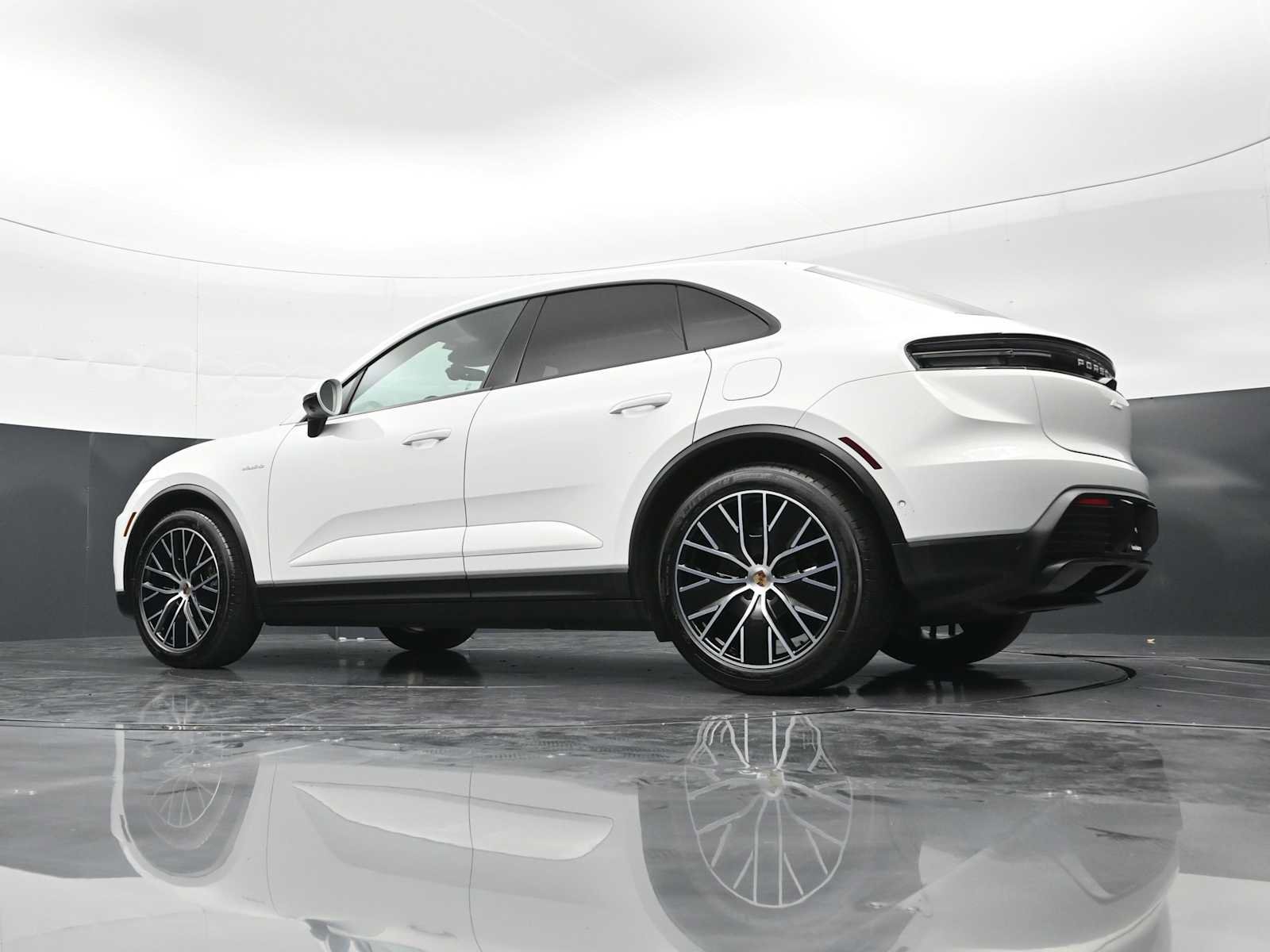 Certified 2025 Porsche Macan Electric RWD image 39