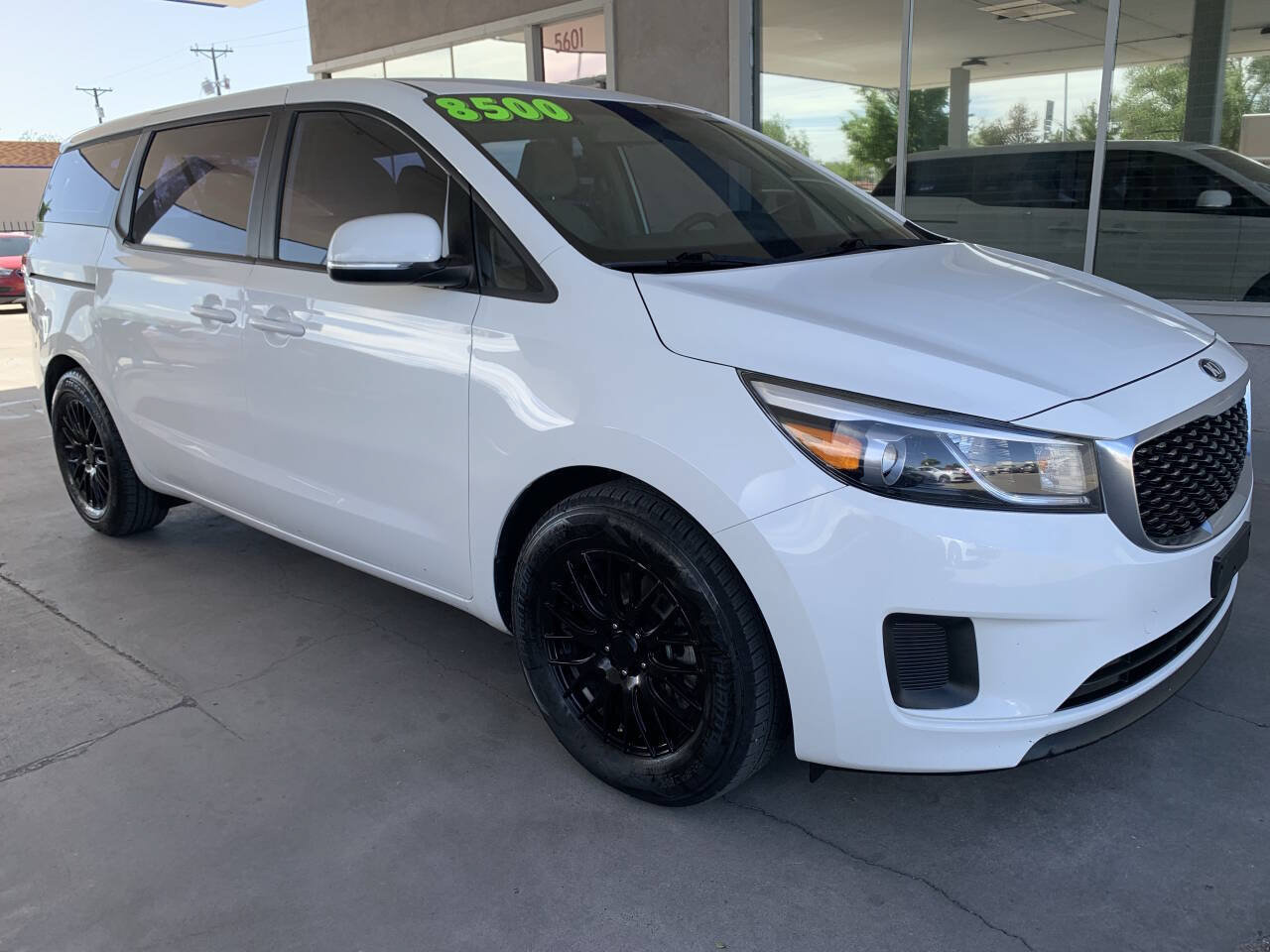 Used 2016 Kia Sedona L FWD image 2